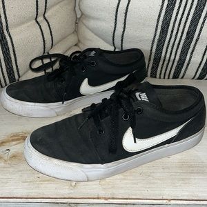 Nike Low Top Sneakers Black White Sole with Swoosh Size 7 Casual Shoes